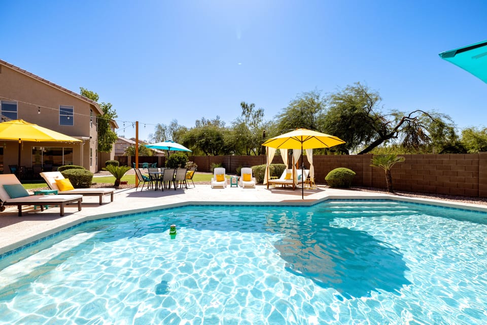 Bright sunny FREE heated pool!