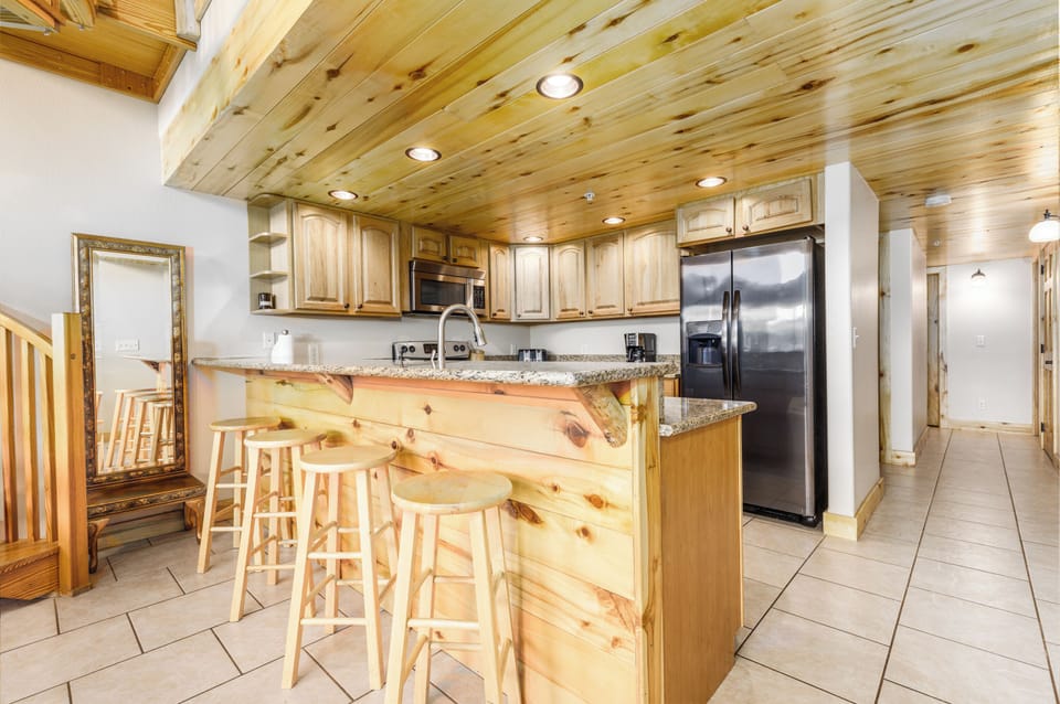 Eagle's Lookout | Private kitchen | Full-size fridge, microwave, oven, stovetop