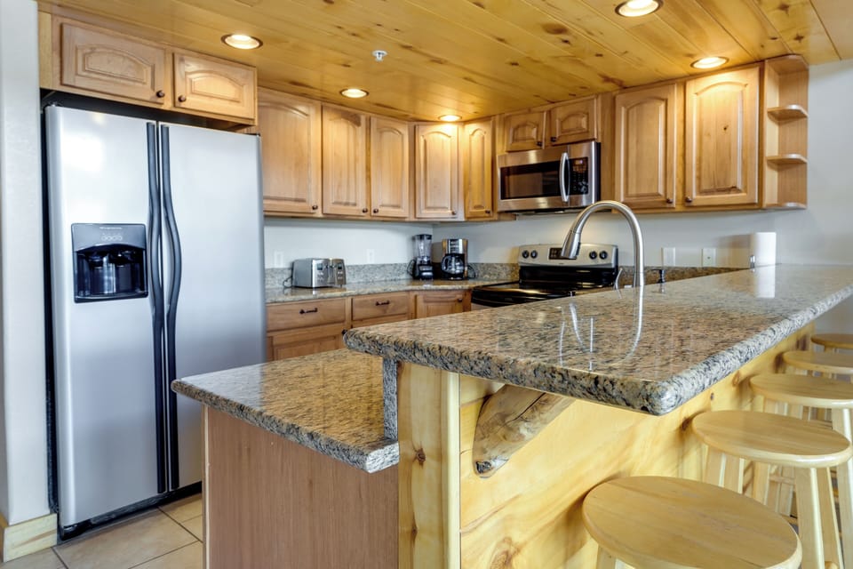 Deer Tracks | Private kitchen | Full-size fridge, microwave, oven, stovetop