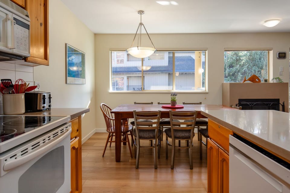 Open concept kitchen and dining area