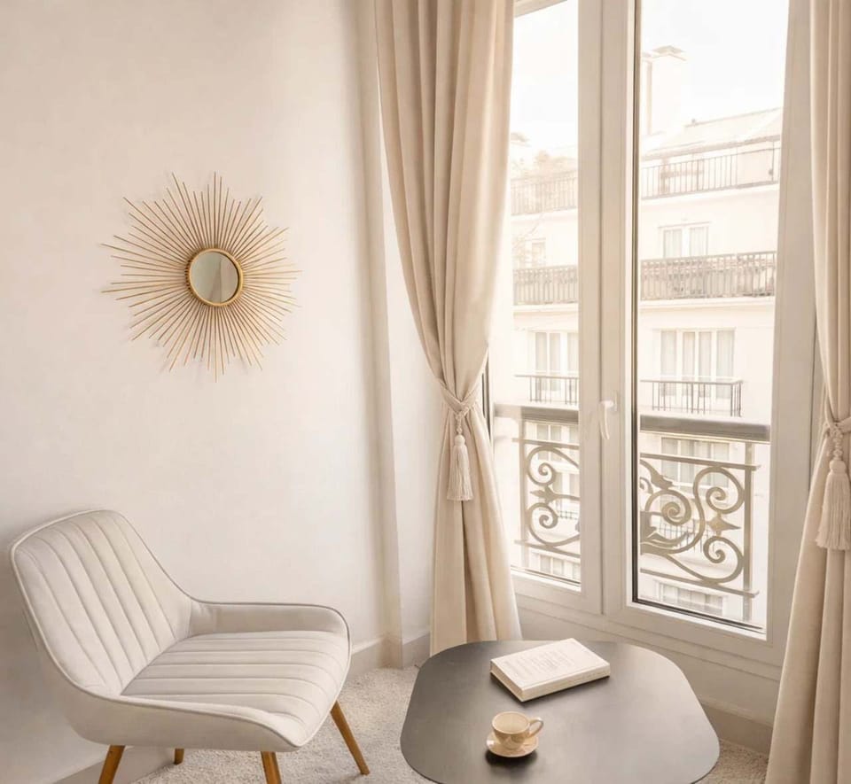 Perfect living room for families and friends, with storage, TV and free WiFi