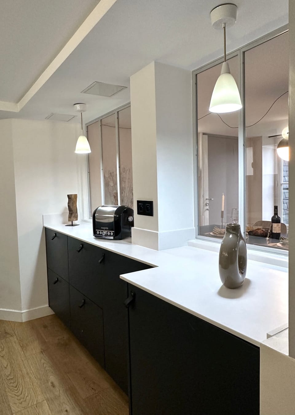 The kitchen is fully equipped with quality amenities for a perfect stay !