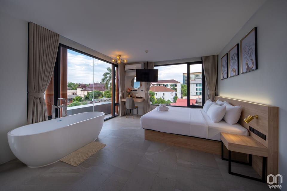 Deluxe Suite, 1 King Bed | Hypo-allergenic bedding available, desk, soundproofing, WiFi (free)