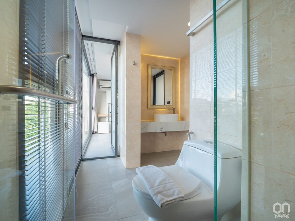 Suite, 1 King Bed | Bathroom | Free toiletries, hair dryer, slippers, bidet