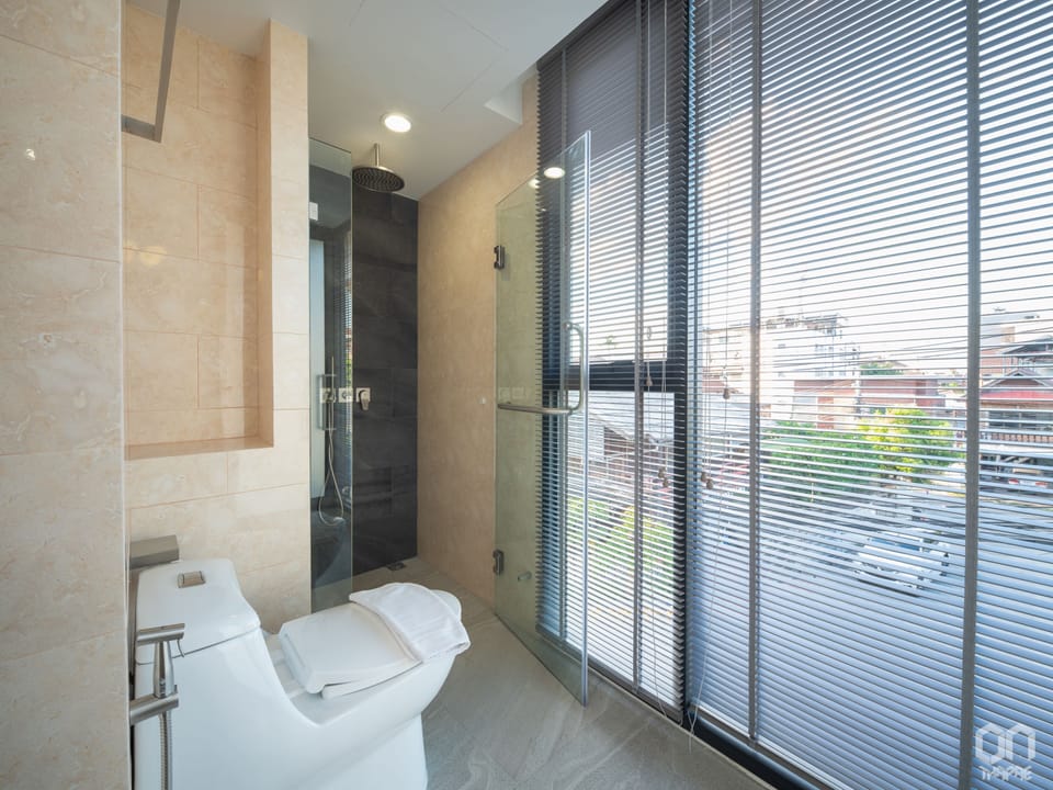 Suite, 1 King Bed | Bathroom | Free toiletries, hair dryer, slippers, bidet