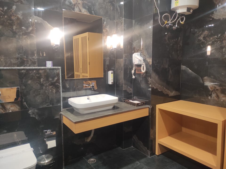 Suite | Bathroom | Shower, rainfall showerhead, free toiletries, towels