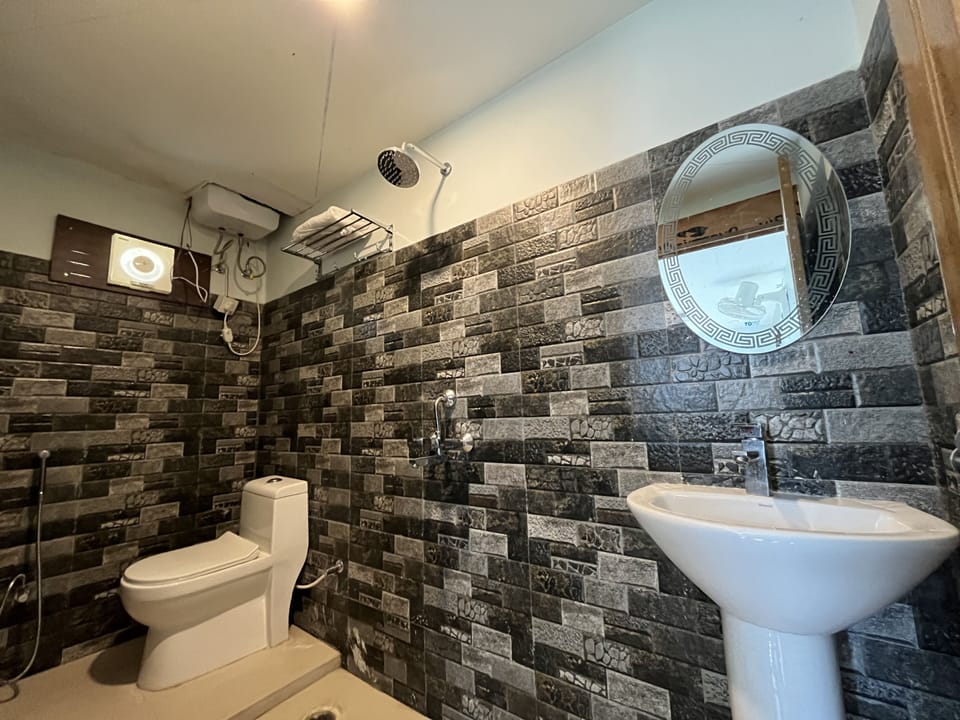Shower, rainfall showerhead, free toiletries, towels