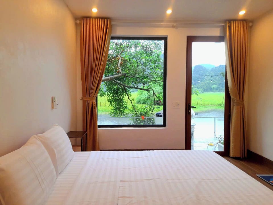 Comfort Room, 1 Bedroom, Ensuite, River View | Desk, laptop workspace, soundproofing, iron/ironing board