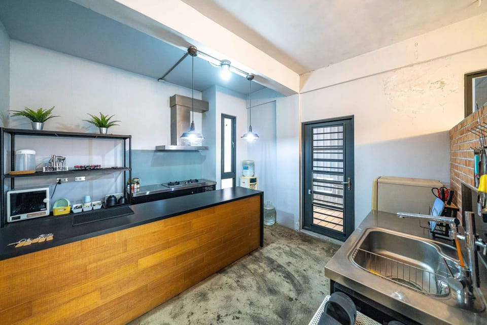 Deluxe House | Private kitchen | Fridge, highchair, griddle, cookware/dishes/utensils