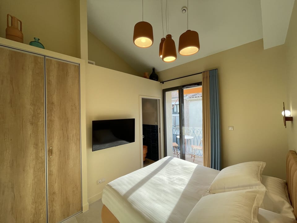 Standard Room, 1 Queen Bed, Canal View | Premium bedding, Select Comfort beds, soundproofing, free WiFi