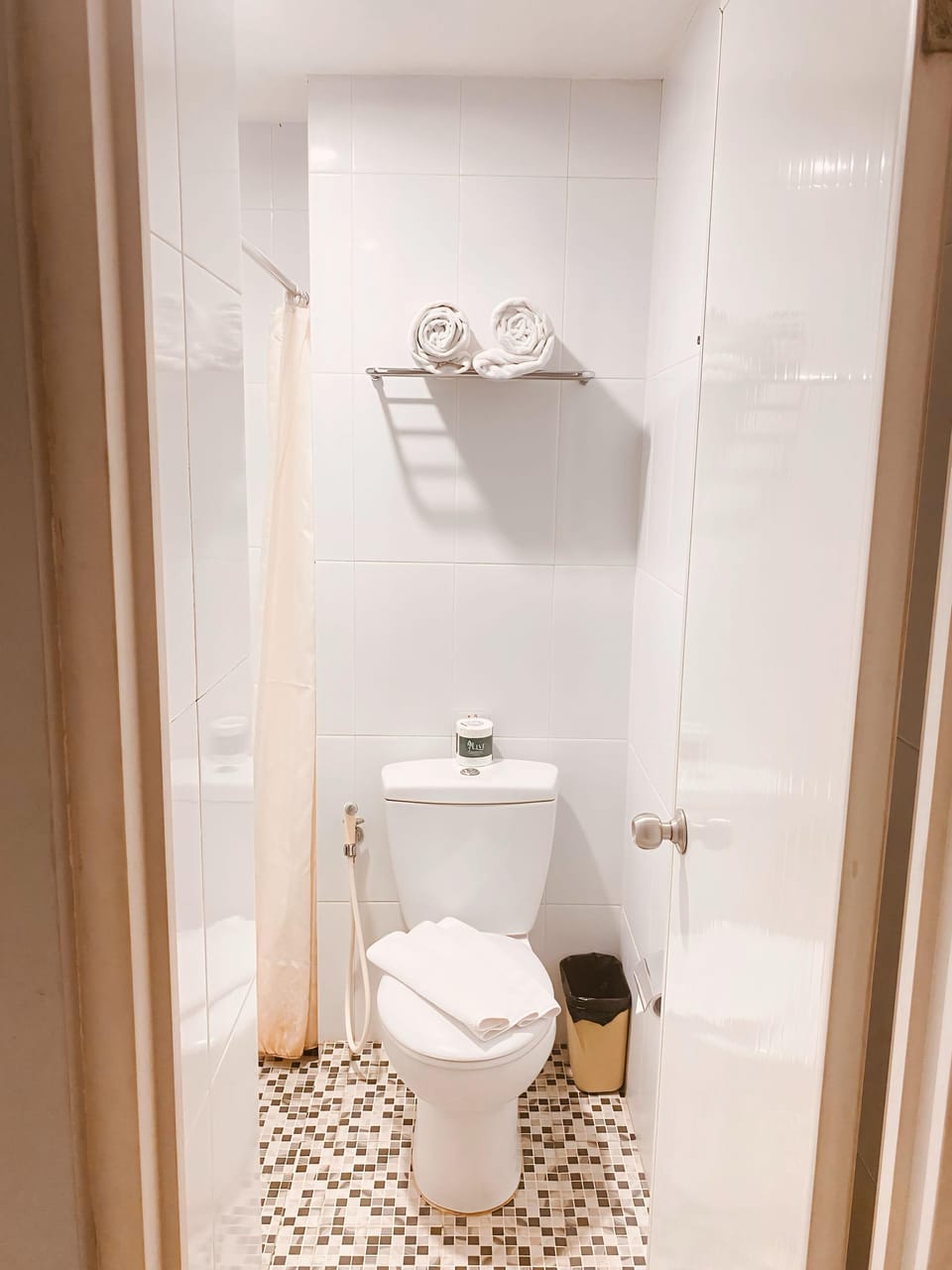 Standard Double Room | Bathroom | Shower, rainfall showerhead, bidet, soap