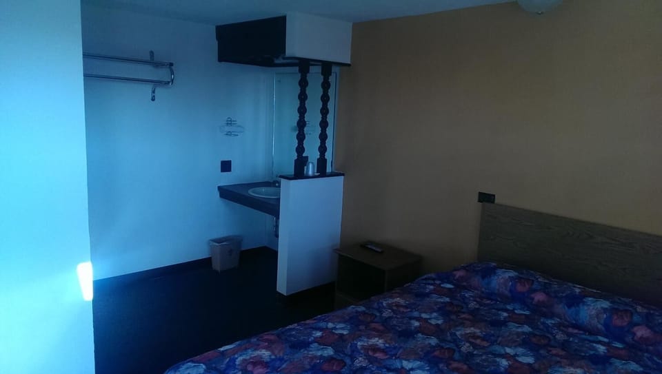 Desk, laptop workspace, WiFi (free), bed sheets
