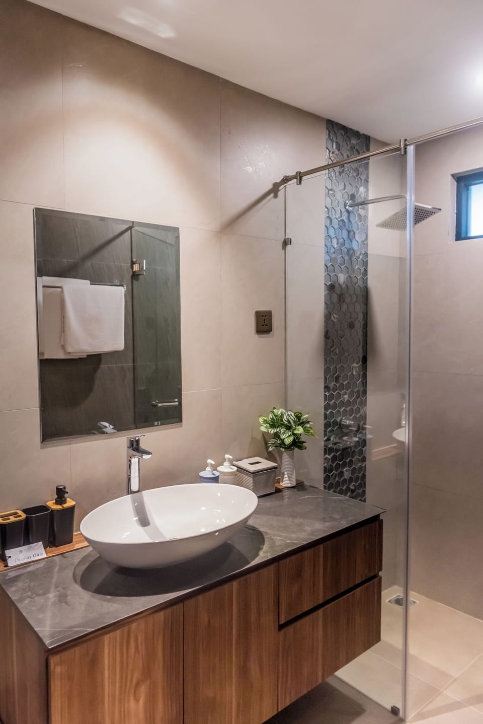 One Bedroom Residence | Bathroom | Free toiletries, hair dryer, slippers, towels