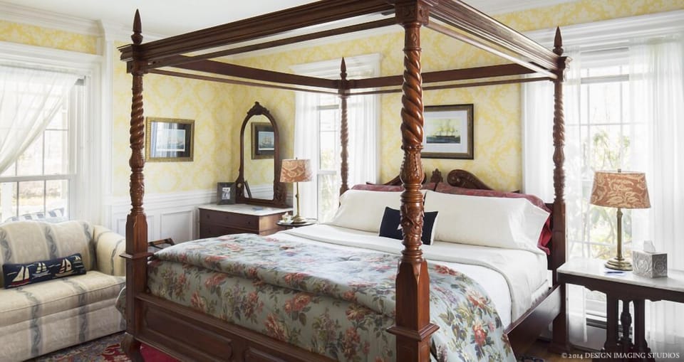 Deluxe Room, 1 King Bed | Premium bedding, pillowtop beds, iron/ironing board, WiFi (free)