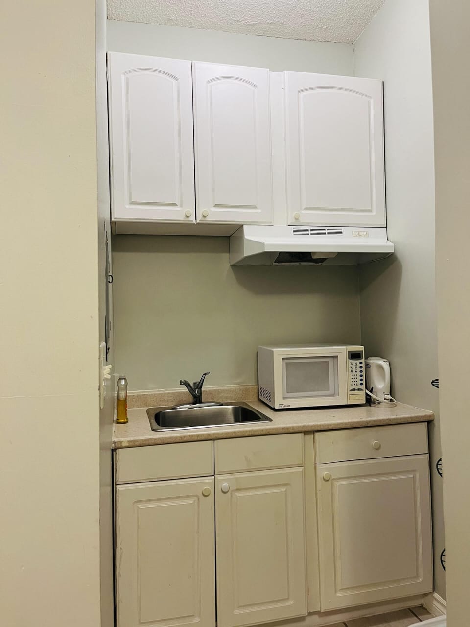 Deluxe Suite, 1 Queen Bed, Kitchenette | Private kitchen | Fridge, microwave, coffee/tea maker