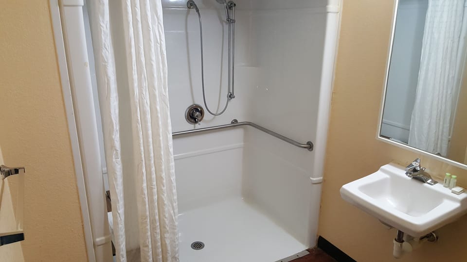 Room, 1 Queen Bed, Accessible, Non Smoking | Bathroom shower
