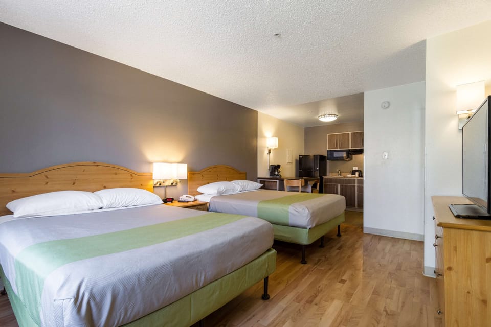 Travel crib, WiFi, bed sheets, alarm clocks