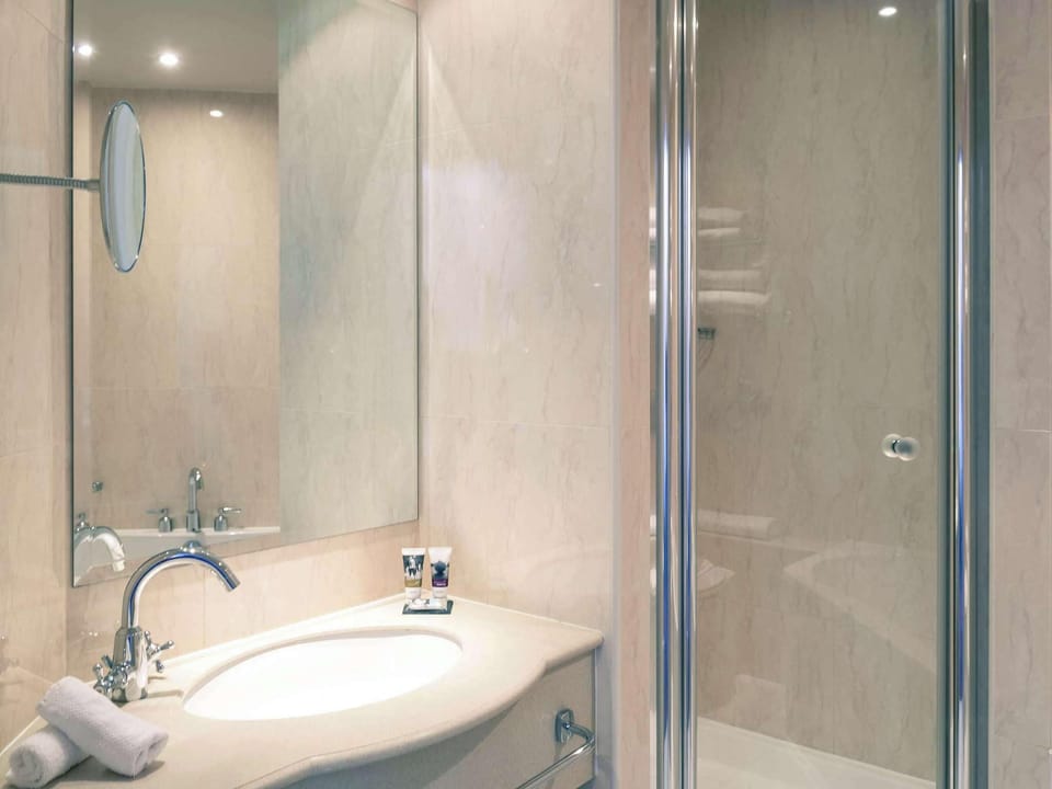Superior Queen Room with Panoramic View | Bathroom | Separate tub and shower, deep soaking tub, eco-friendly toiletries