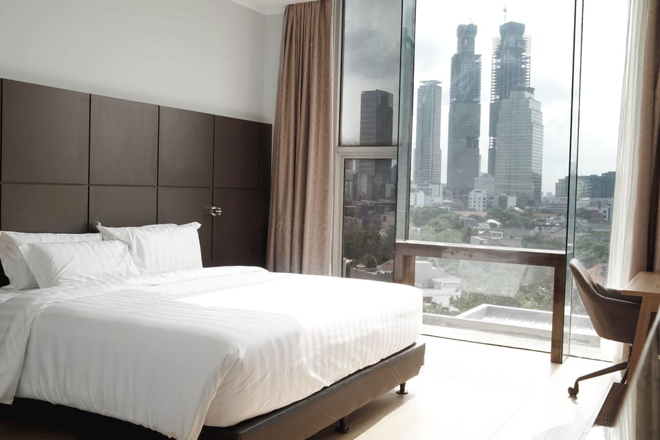 Executive Room | Minibar, in-room safe, desk, soundproofing