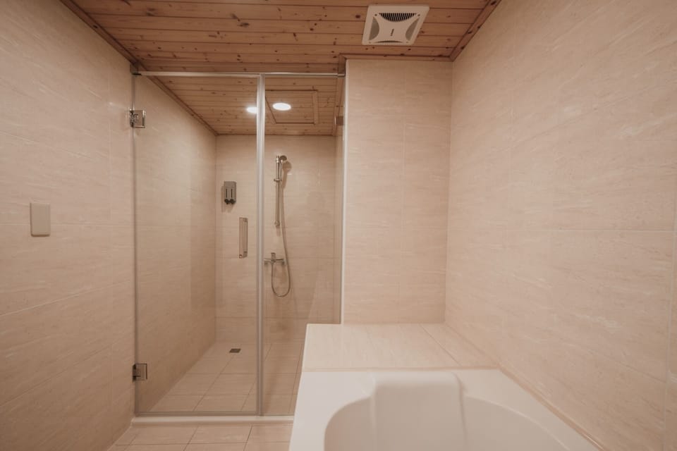 Deluxe Double Room | Bathroom | Shower, rainfall showerhead, hair dryer, slippers