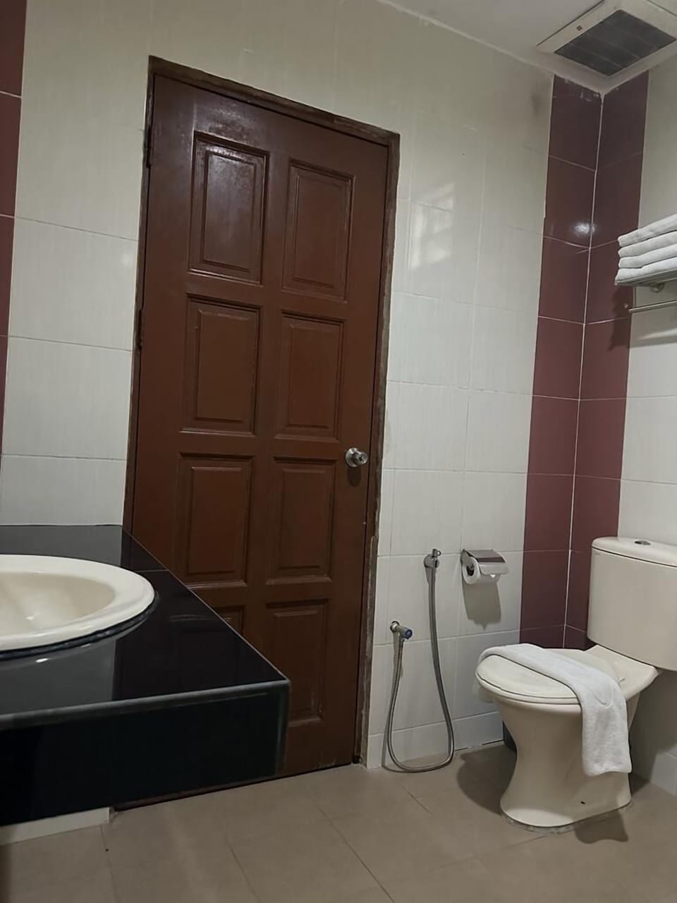 Shower, rainfall showerhead, free toiletries, hair dryer