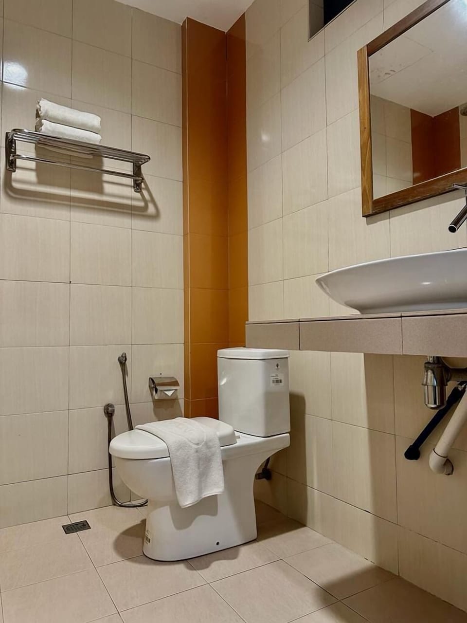 Shower, rainfall showerhead, free toiletries, hair dryer