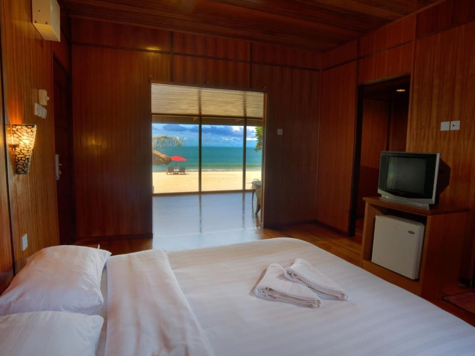 Minibar, in-room safe, soundproofing, bed sheets