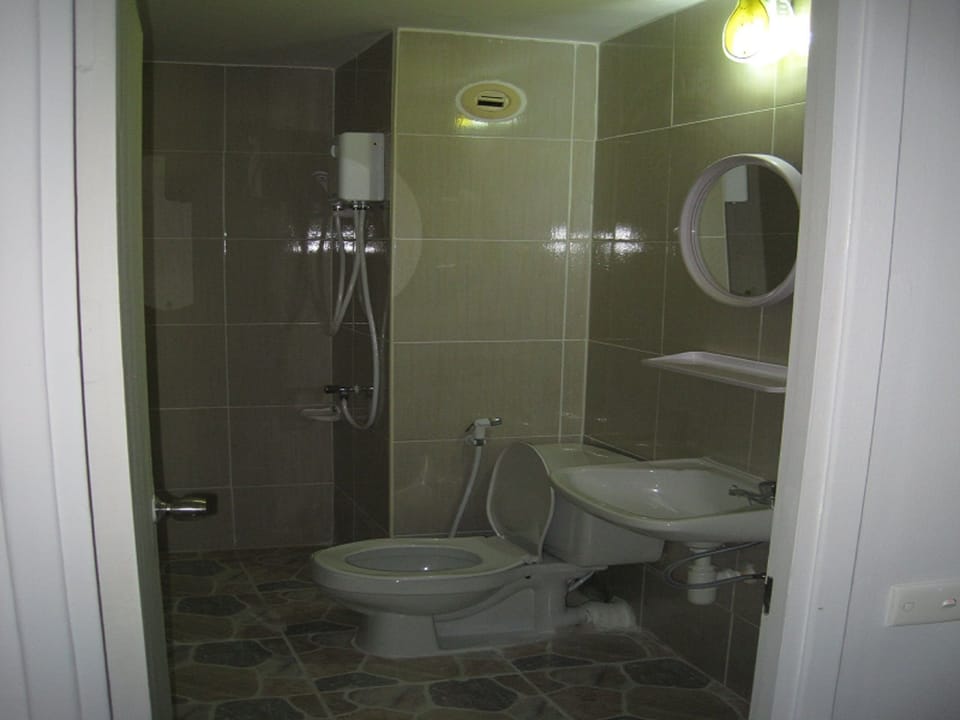 Family Room | Bathroom | Shower, free toiletries, hair dryer, towels