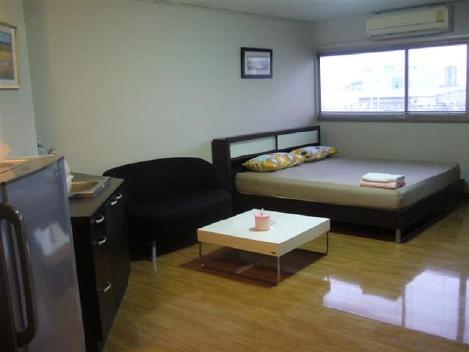 Room, Ensuite | Desk, iron/ironing board, rollaway beds, free WiFi