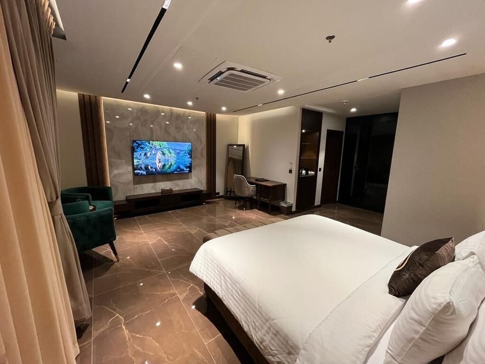 Deluxe Double or Twin Room | In-room safe, iron/ironing board, free WiFi, bed sheets