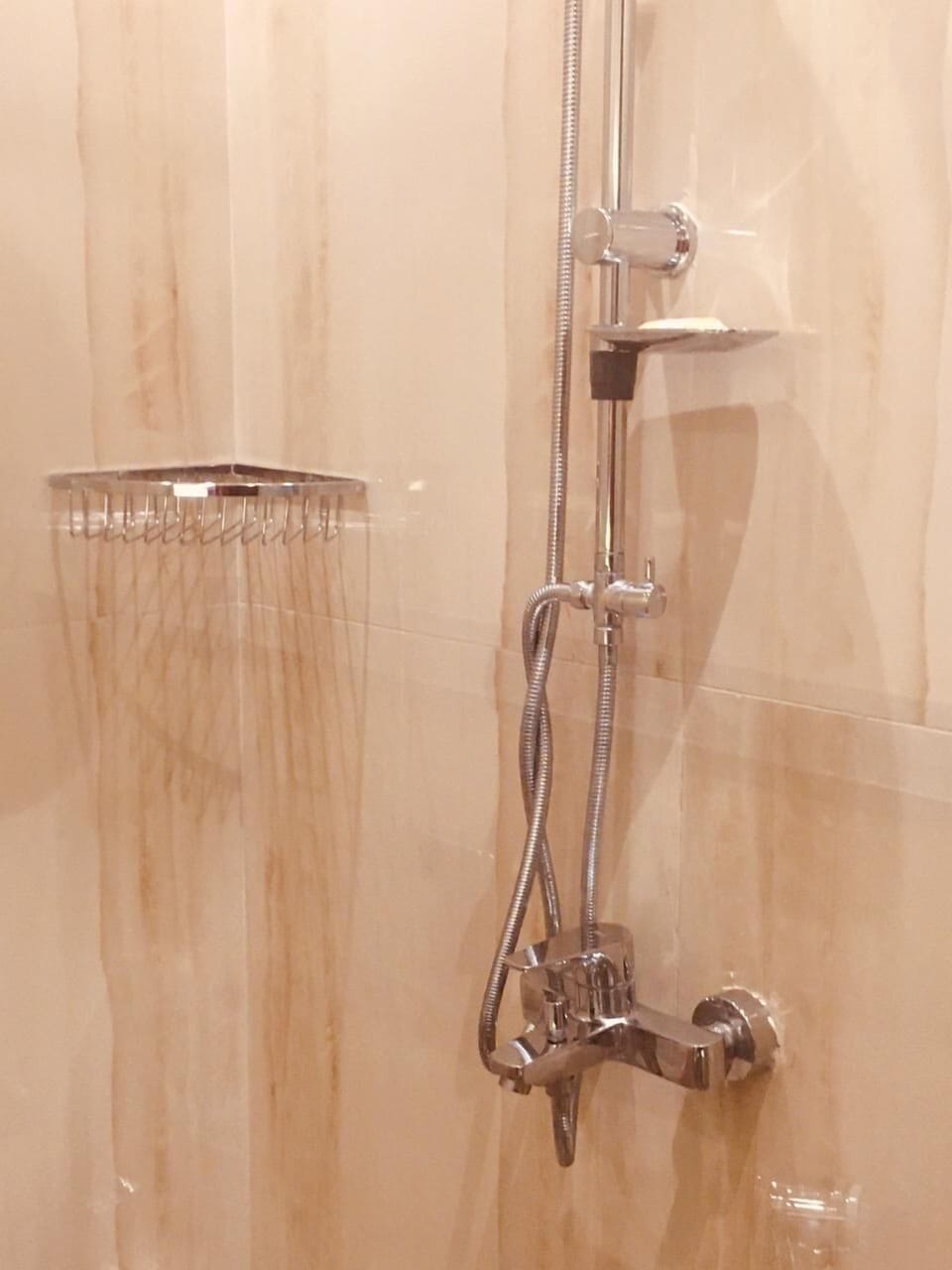 Deluxe Double or Twin Room | Bathroom | Shower, rainfall showerhead, bathrobes, slippers