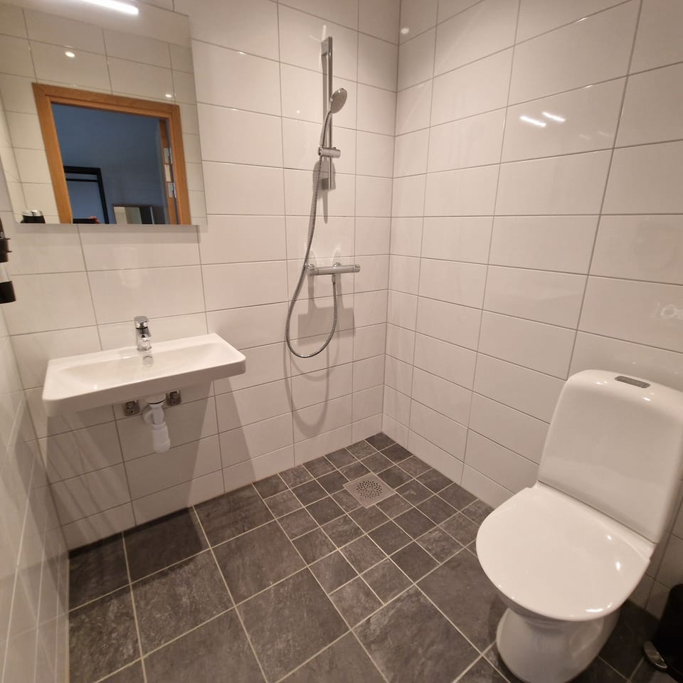Shower, free toiletries, hair dryer, heated floors