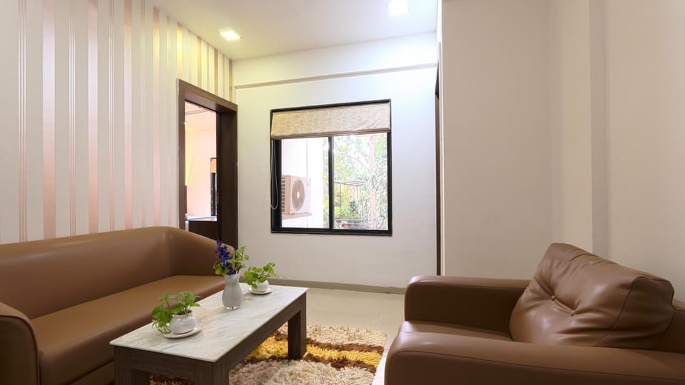Classic Single Room, 1 Queen Bed, Accessible, City View | 1 bedroom, in-room safe, individually furnished, desk