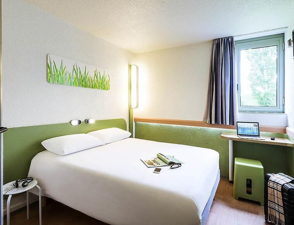 Double Room | Desk, iron/ironing board, free WiFi, bed sheets
