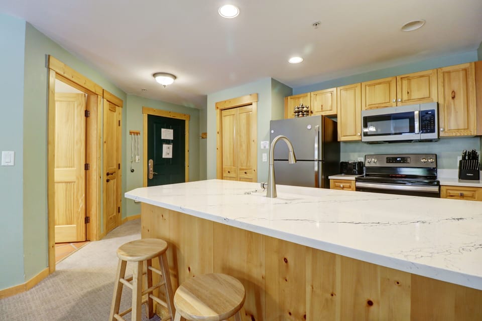 Condo, 2 Bedrooms | Private kitchen | Fridge, oven, coffee/tea maker, toaster