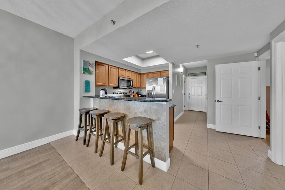 Kitchen with Breakfast Bar