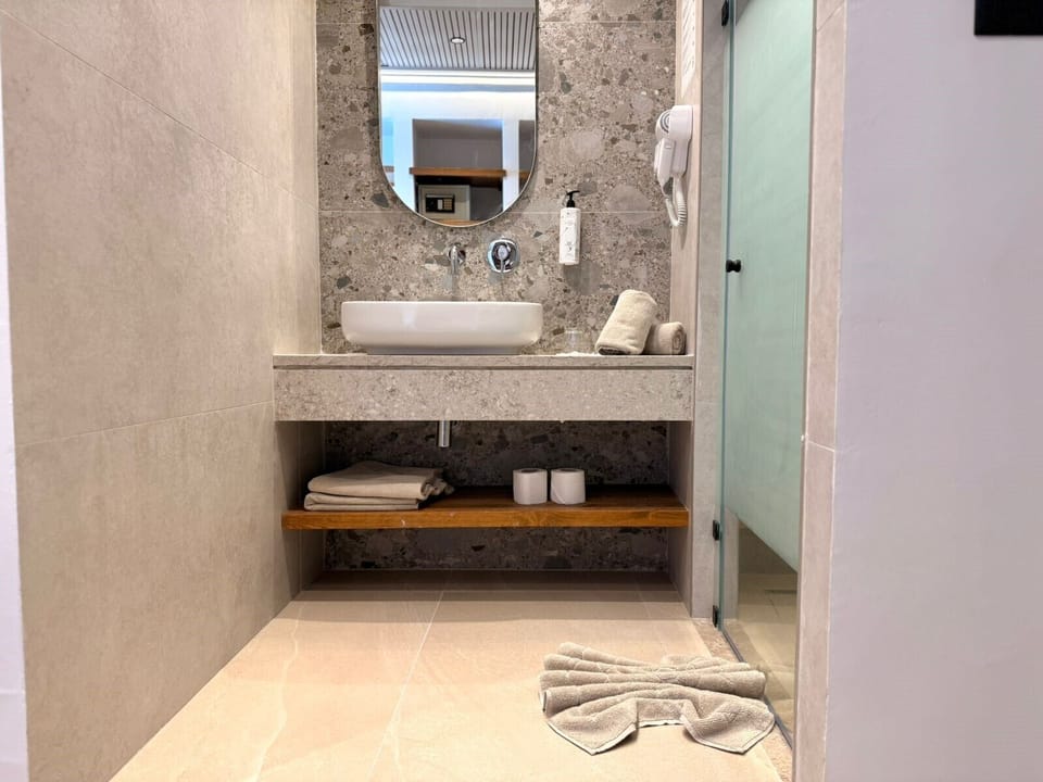Superior Double or Twin Room, Beachfront | Bathroom | Towels