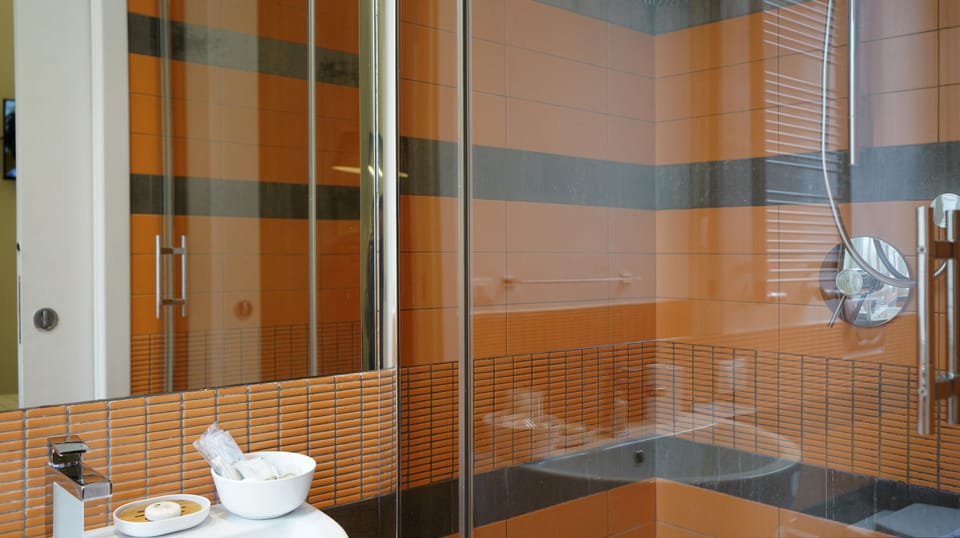 Camera Bea | In-room safe, blackout drapes, soundproofing, free WiFi