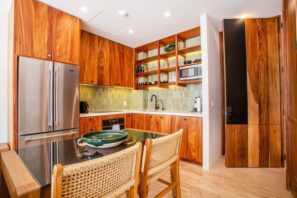Fully equipped kitchen with dining table with seating for 2