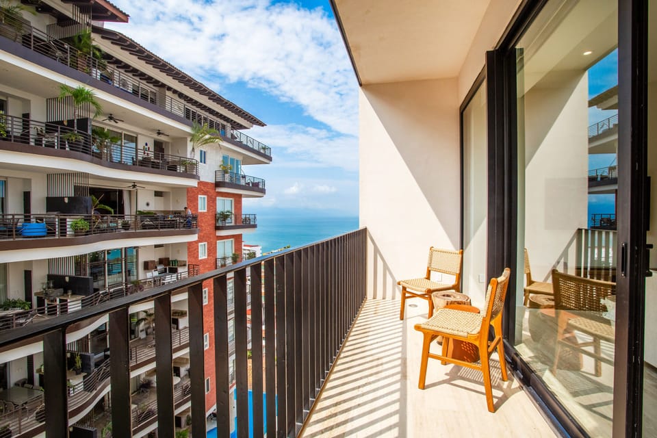 Located on the 6th floor of the building, you will enjoy this amazing ocean view