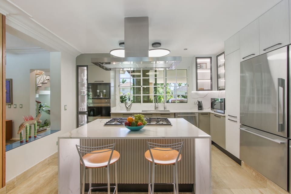 Deluxe Villa | Private kitchen | Full-size fridge, microwave, oven, stovetop