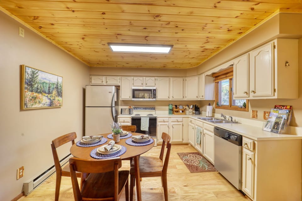 Enjoy the ease of our dishwasher, stovetop, oven, microwave and toaster