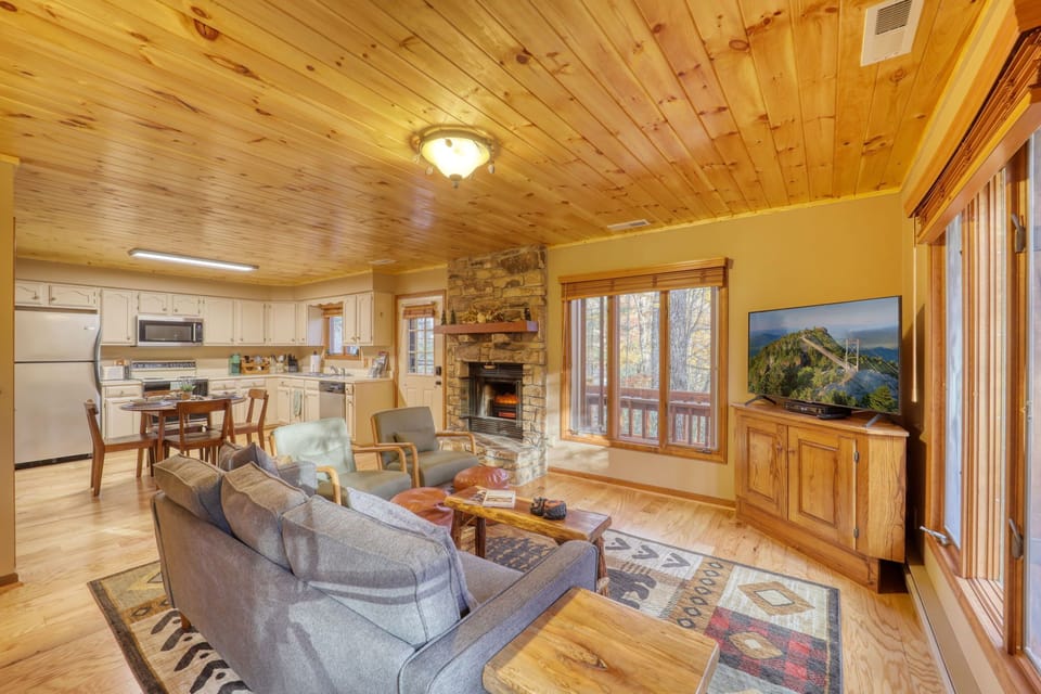 Our large windows bring in tons of natural light. Enjoy our cable + streaming TV