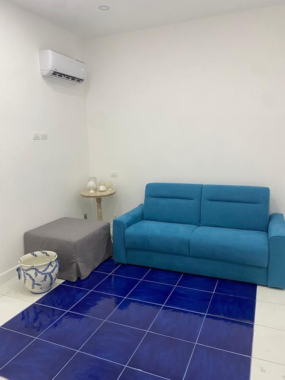 Grand Room, Multiple Beds | Living area | 40-inch Smart TV with digital channels, Netflix, streaming services