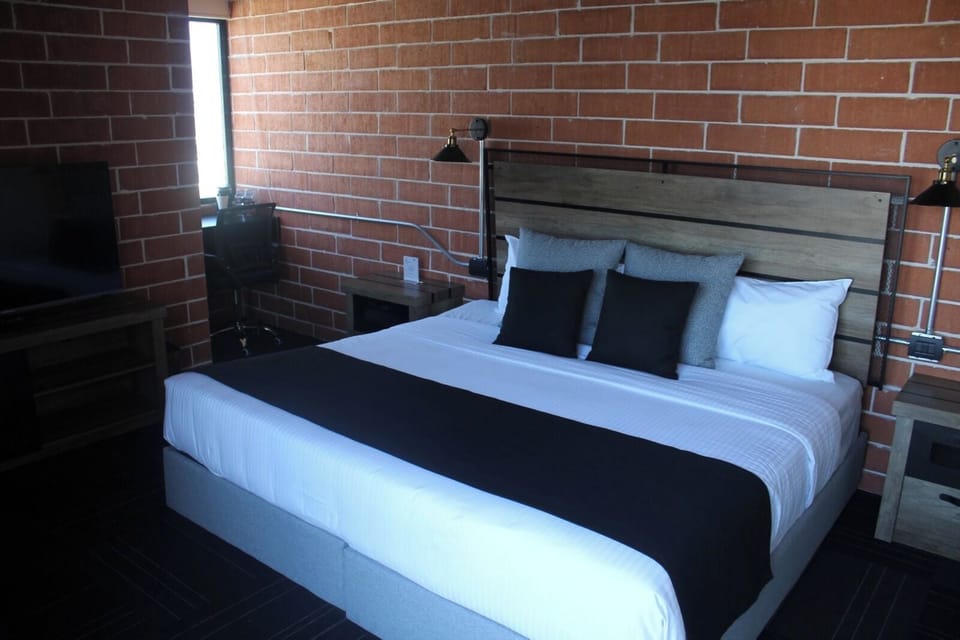 Luxury Studio Suite, 1 King Bed | Desk, laptop workspace, soundproofing, WiFi (free)