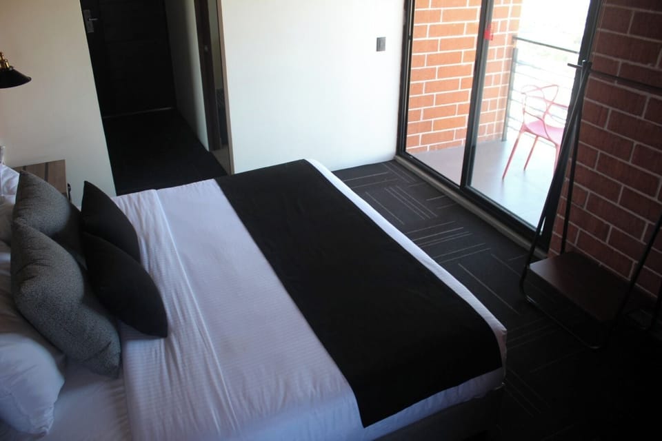 Luxury Studio Suite, 1 King Bed | Desk, laptop workspace, soundproofing, WiFi (free)