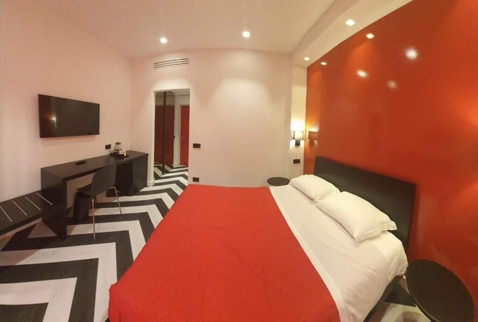 Deluxe Room | 1 bedroom, minibar, in-room safe, desk