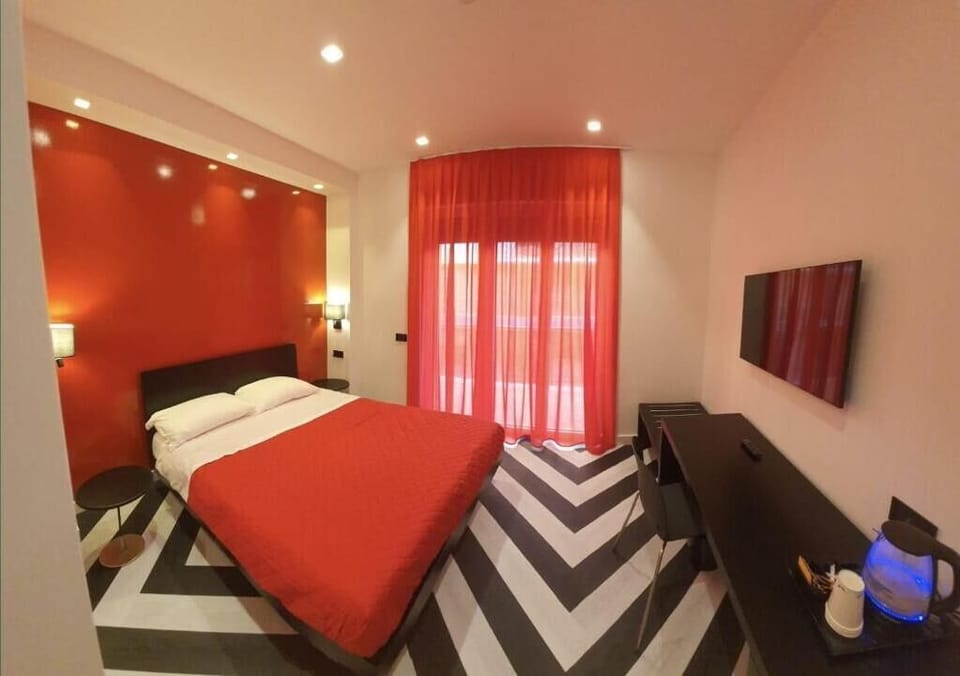Deluxe Room | 1 bedroom, minibar, in-room safe, desk