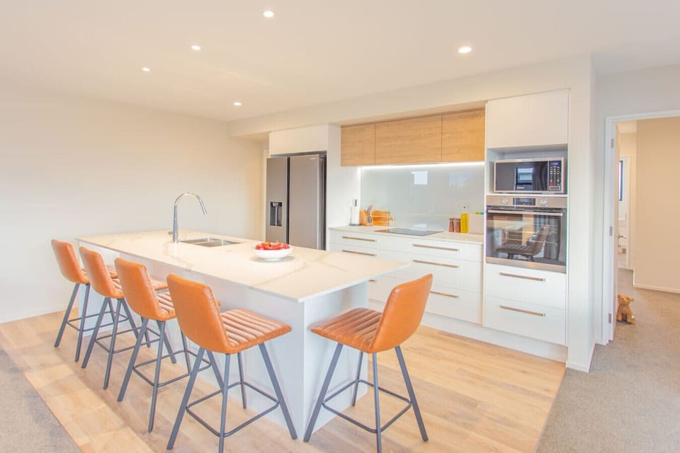 Designer kitchen with Induction cooking top

设计师厨房，配备内嵌式电子炉