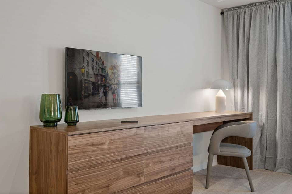 king suite with Smart TV and dedicated workspace.